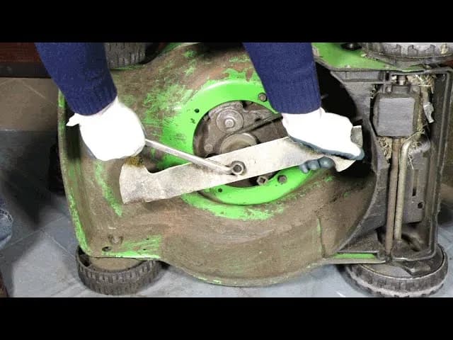 Nóż kosiarki: Jak bezpiecznie odkręcić? Poradnik krok po kroku