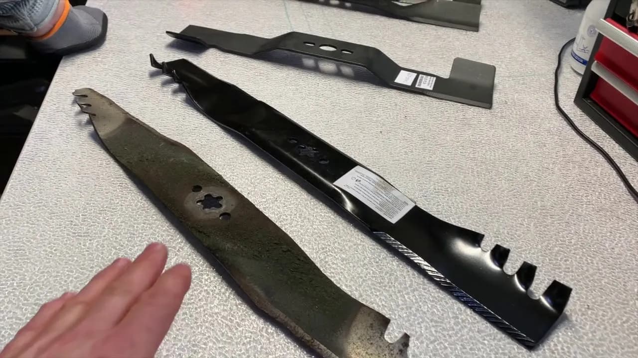 Odkręcasz nóż kosiarki? Sprawdź kierunek i uniknij błędów!