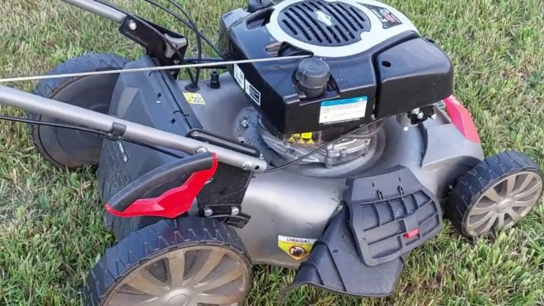 Na którą stronę przechylić kosiarkę? Bezpieczny serwis bez awarii