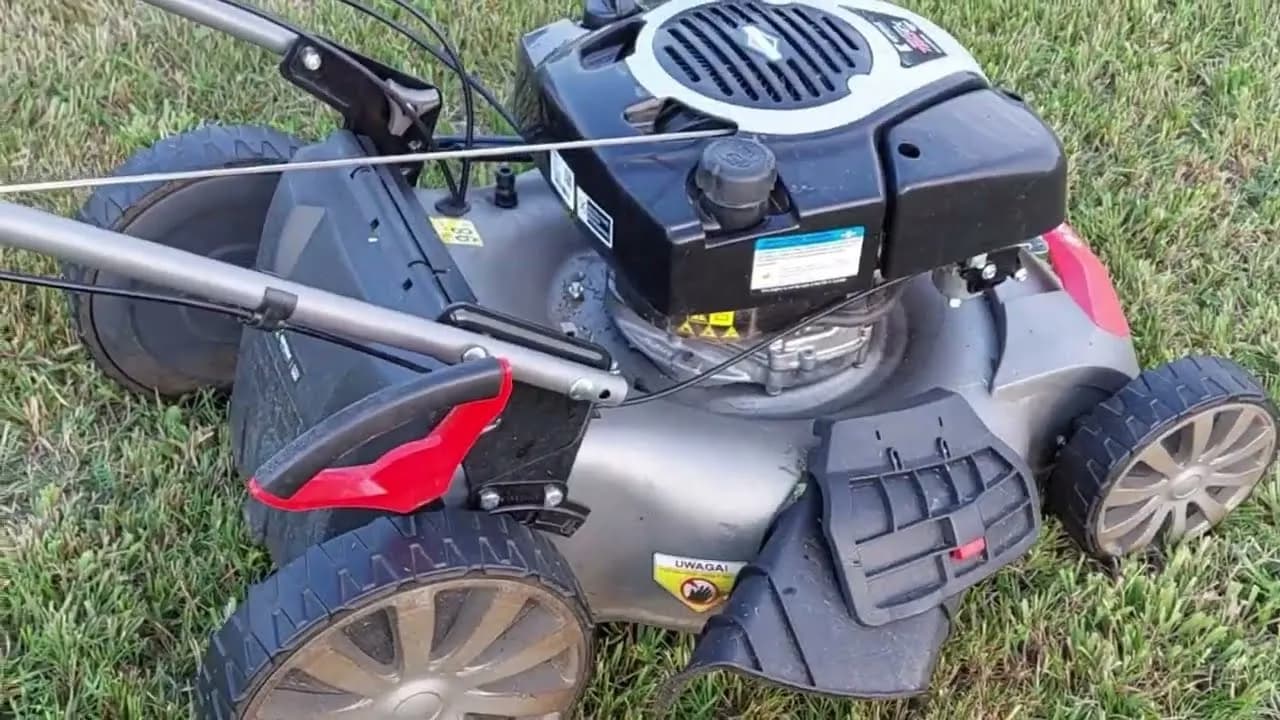 Na którą stronę przechylić kosiarkę? Bezpieczny serwis bez awarii