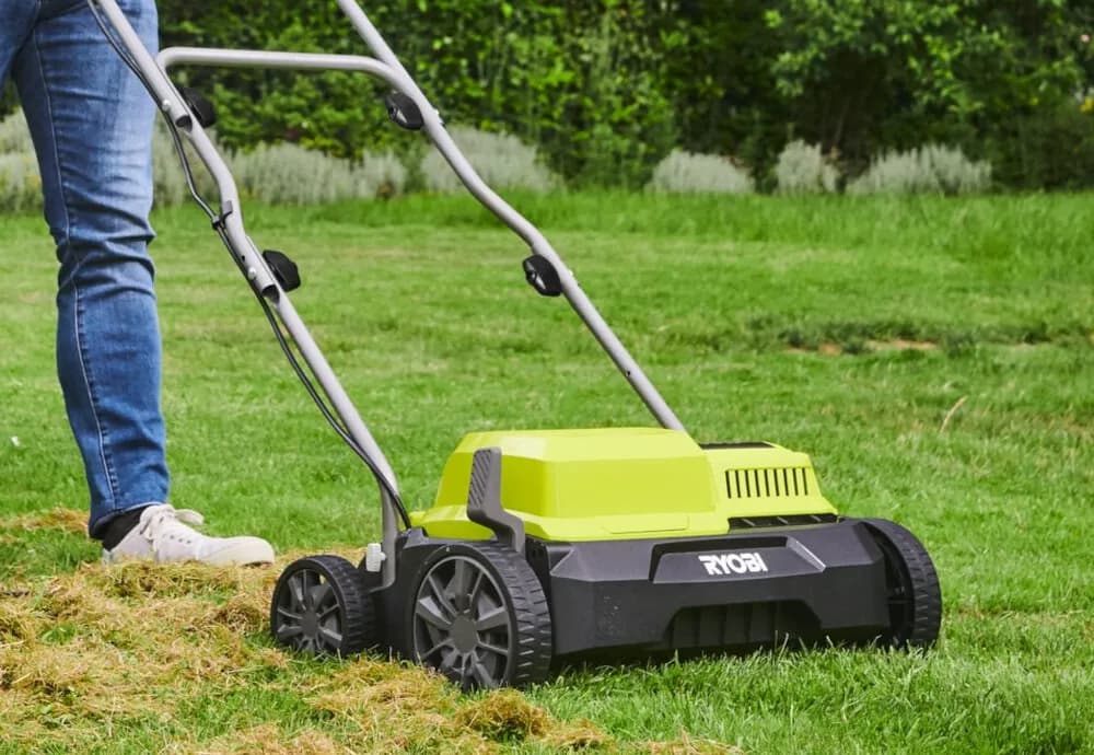 Wertykulacja trawnika: Kiedy i jak, by uniknąć błędów i zniszczeń?